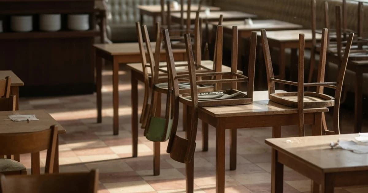 Restaurante vacío con las sillas sobre las mesas